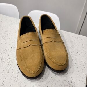Wonen's Tan Suede Loafers